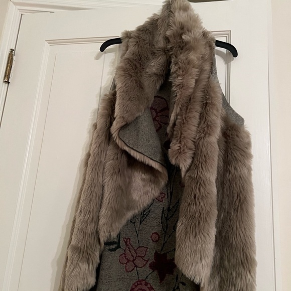 Free People Bohemian Faux Fur Hooded Vest in Brown and Burgundy Excellent con - Picture 2 of 4